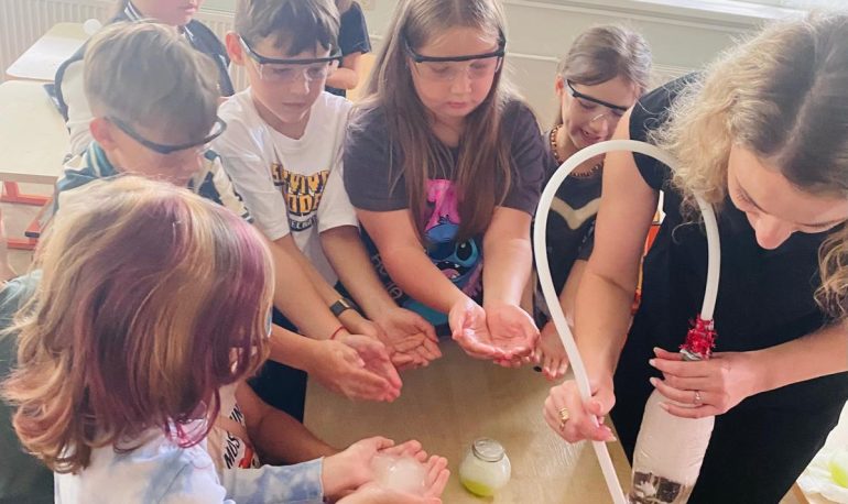 STEAM edukacinė pamoka „CO2 Laboratorija: sauso ledo eksperimentai“