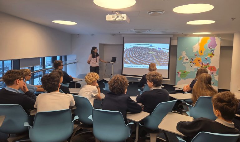 Europos kalbų dienai artėjant: 7B klasės edukacinė pamoka Europos informacijos centre